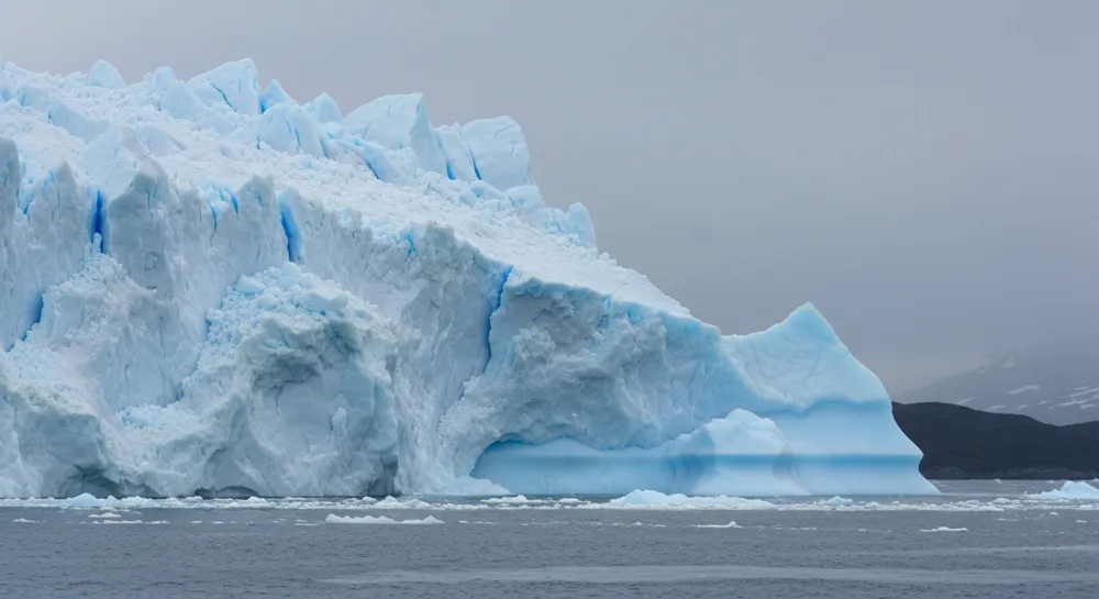 Das Bild zeigt ein steigendes Diagramm mit einem kaputten Sparschwein, das von Währungssymbolen umgeben ist.