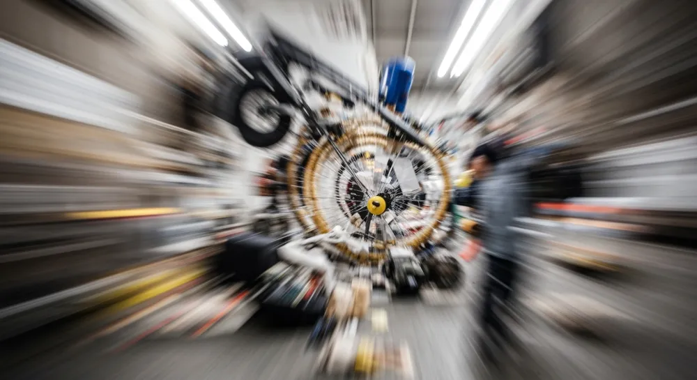 Взаимосвязанные шестерни символизируют сотрудничество и инновации.