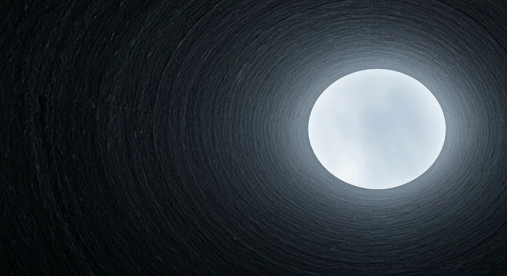 Engranajes entrelazados con elementos tecnológicos que simbolizan la colaboración.