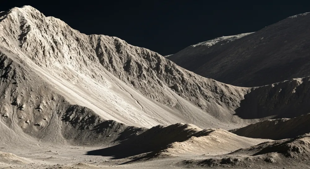 Superficie lunar con parches de hielo de agua y cráteres.