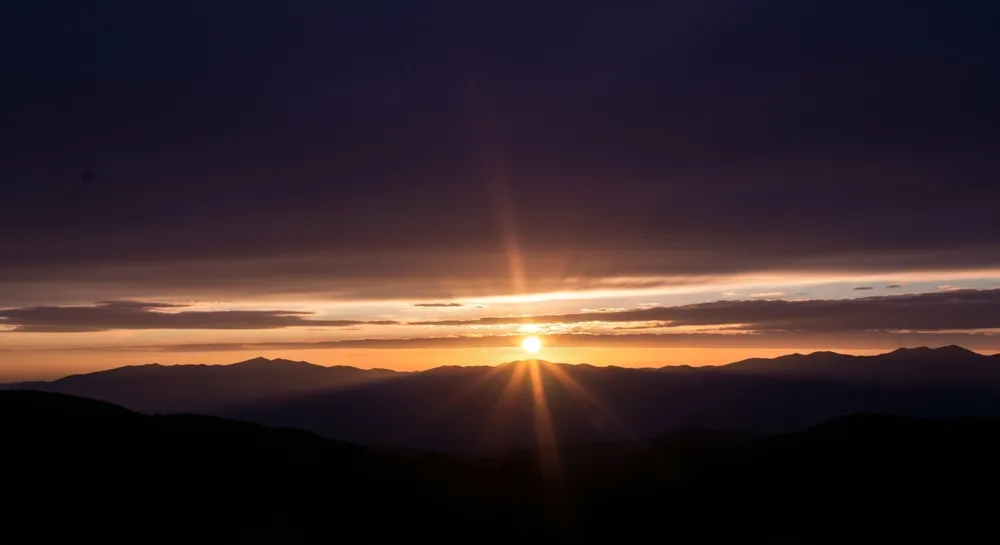 Ночная сцена аэропорта со светящейся взлетно-посадочной полосой и огнями.
