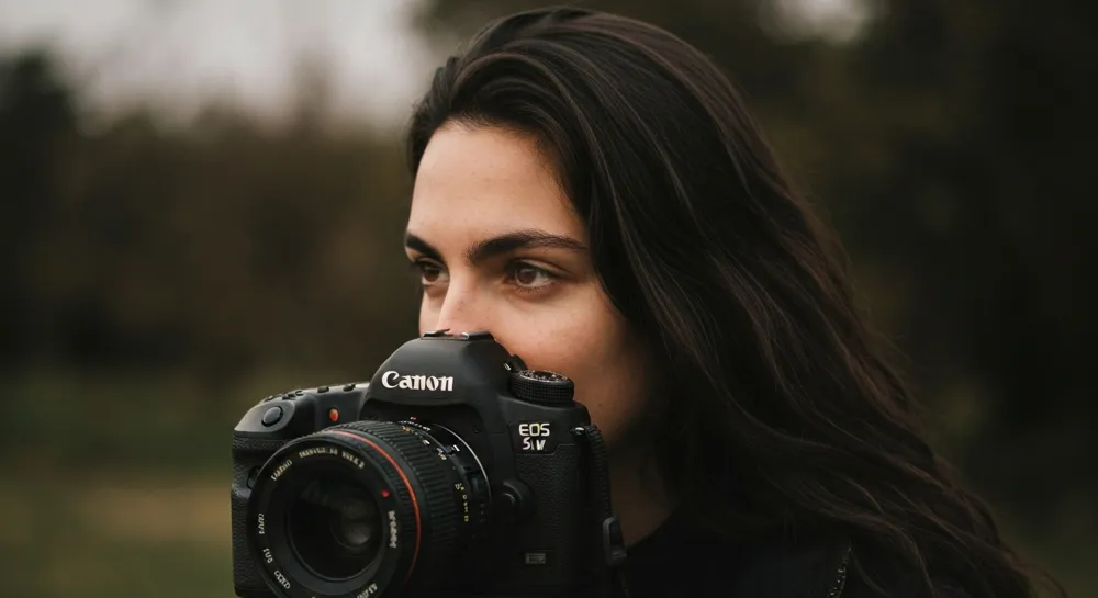 Logotipo de Nvidia entre gráficos y elementos tecnológicos en declive.