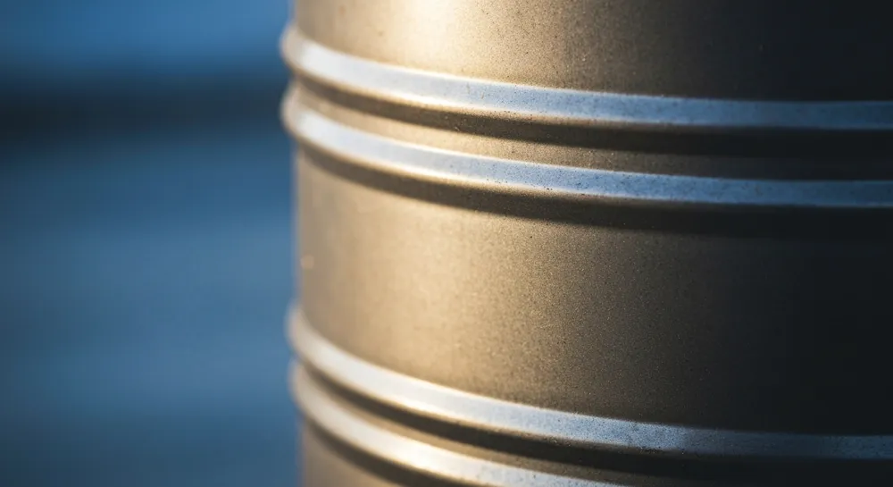 Barriles de petróleo con niveles decrecientes, en un contexto industrial.