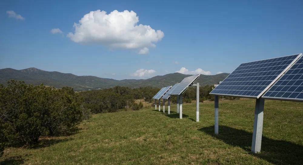 Des derricks pétroliers sur fond de coucher de soleil, symbolisant le déclin.