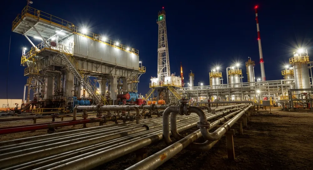 Нефтяное месторождение с разорванными трубопроводами и грозовыми облаками.