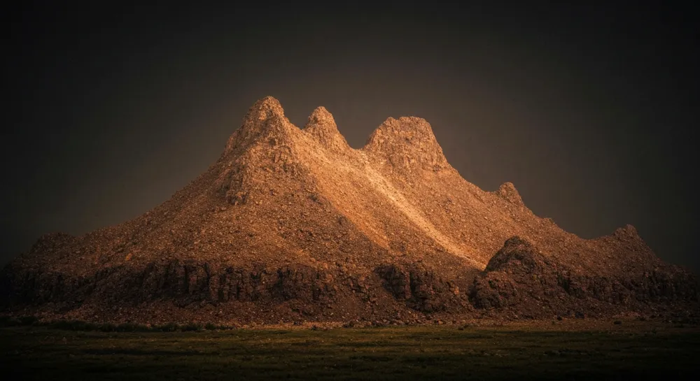 Steigender Pfeil mit miteinander verbundenen Zahnrädern und technischen Elementen.
