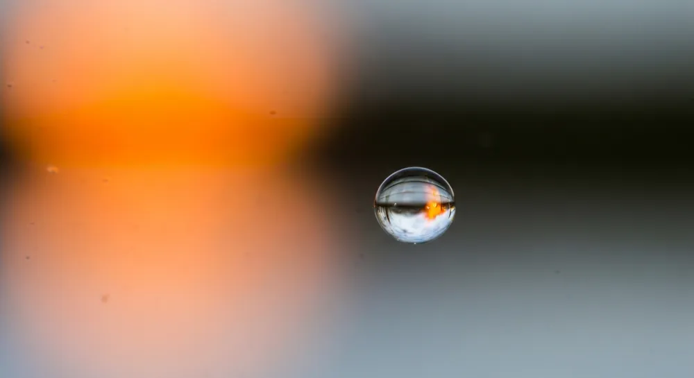 Steigende Flammen und zerbrochene Erde symbolisieren die Energiekrise.