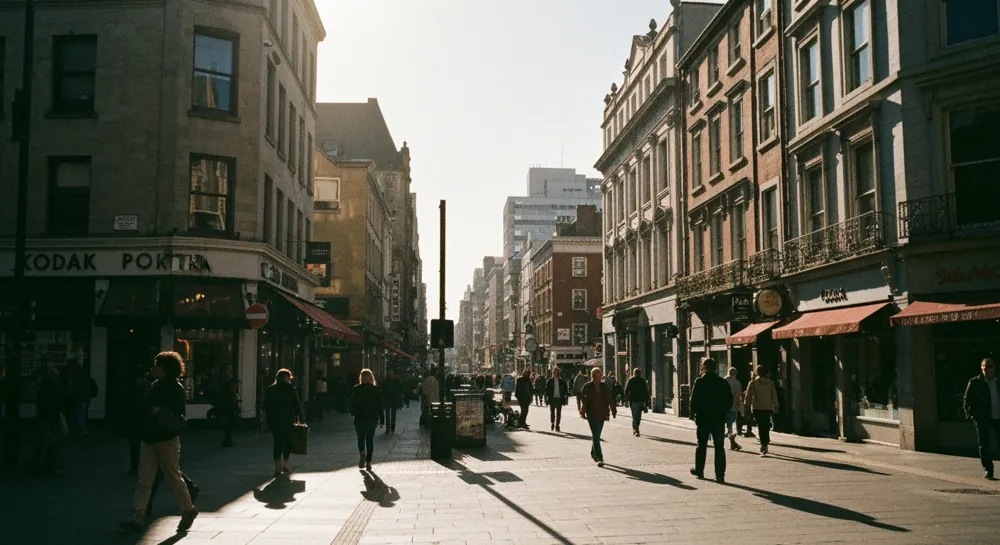 Una mesa redonda con banderas de siete naciones, papeles.