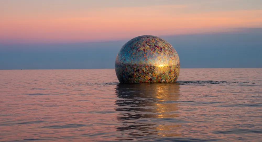 Motivos de escudos y espadas entrelazados con código binario.