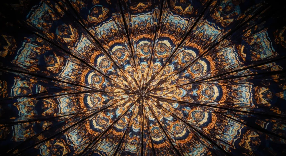 Paneles solares con turbinas eólicas y paisajes verdes.