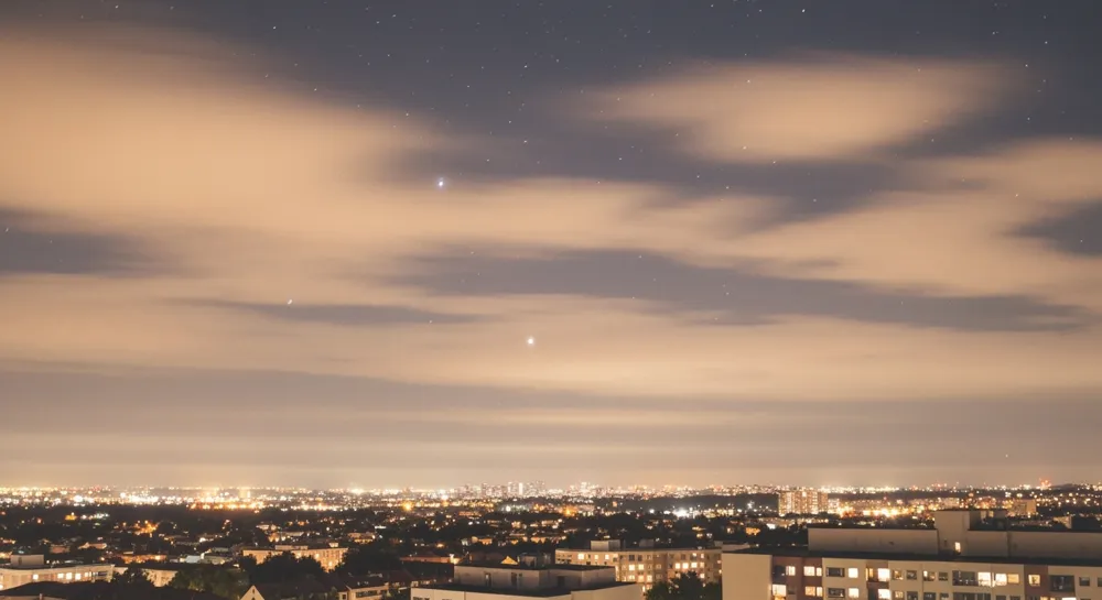 Рост акций показан в виде восходящих полос и стрелок.