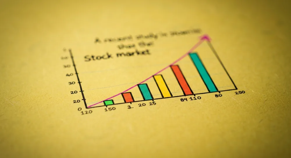 Рост фондового рынка с помощью восходящих трендовых линий и стрелок.