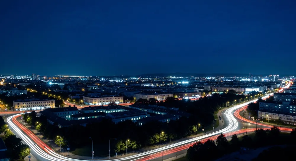 Zwei überlappende Pfeile, die sich in Richtung einer ansteigenden Grafiklinie bewegen.