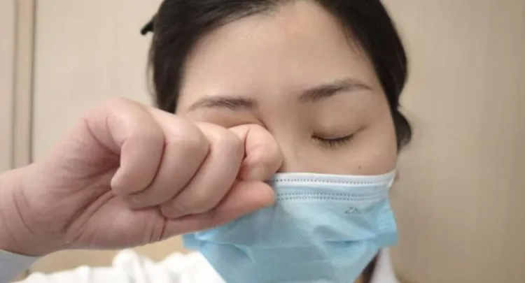 cómo manejar insectos voladores que entran en tus ojos sin frotar