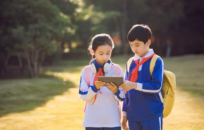 ¿Cómo cuidar la salud de la columna de los niños en el regreso a clases?