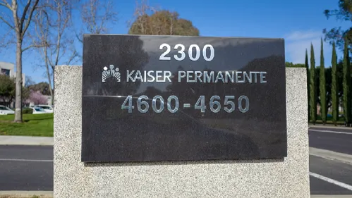 Miles de trabajadores de la salud en huelga en la costa oeste de EE UU