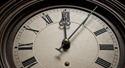 Un collage de divers symboles universitaires et de monuments mondiaux.