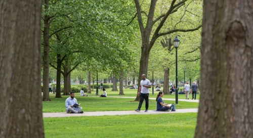 Un lieu de rassemblement officiel avec des drapeaux, une table et des cartes.