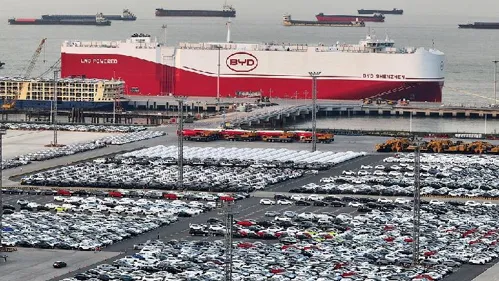 Größtes Autoschiff der Welt startet Jungfernfahrt in China