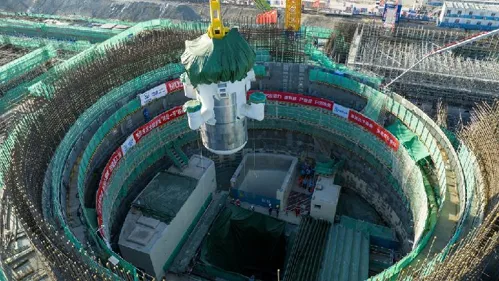 China completa instalación del módulo central del primer reactor nuclear pequeño comercial