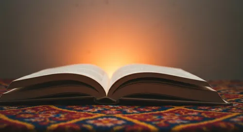 „Dokumente zur Stipendienbewertung auf einem Holztisch.“