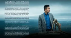 Un podium avec micro et drapeaux internationaux.