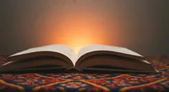 „Dokumente zur Stipendienbewertung auf einem Holztisch.“